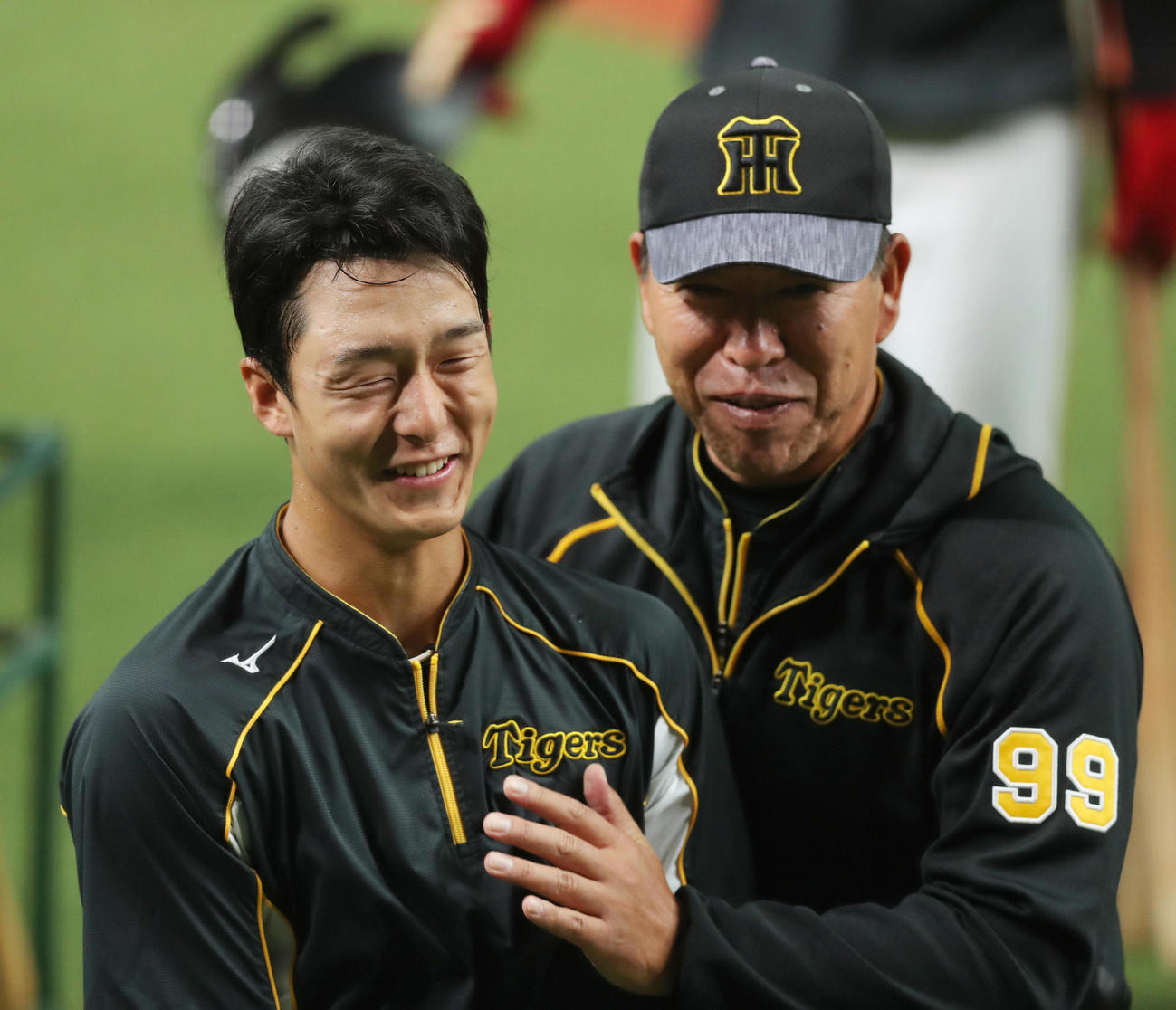 オリックス対阪神　1軍に合流した小幡（左）は井上打撃コーチに声をかけられ笑顔を見せる（撮影・前田充）