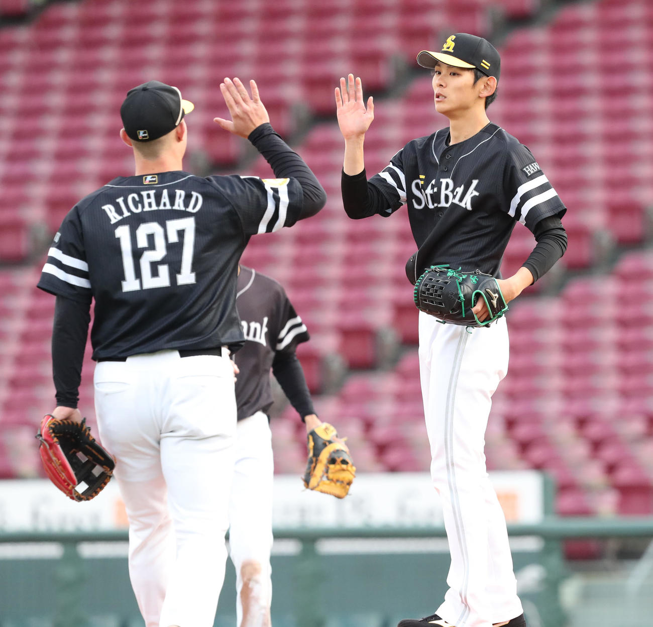 広島対ソフトバンク　広島に勝利したソフトバンクナインはハイタッチ（撮影・梅根麻紀）