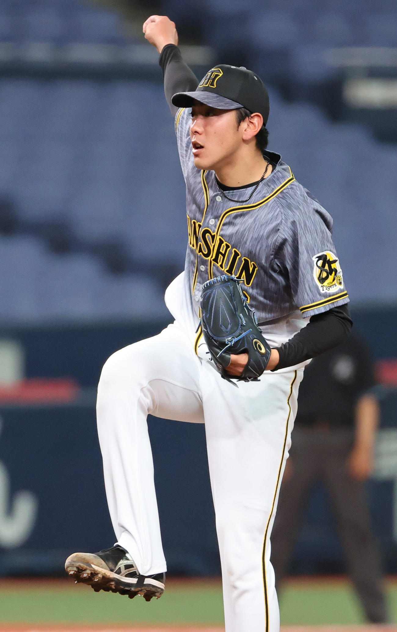 7回から登板する阪神小川一平（撮影・清水貴仁）