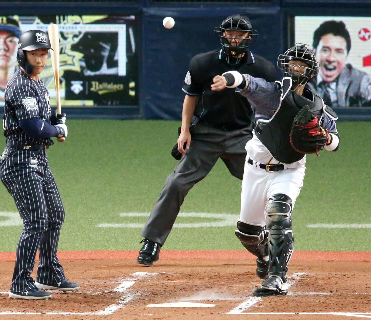 阪神対オリックス　2回裏オリックス2死一塁、吉田正（左）の時、捕手原口は一塁走者福田の二盗を刺す（撮影・上山淳一）
