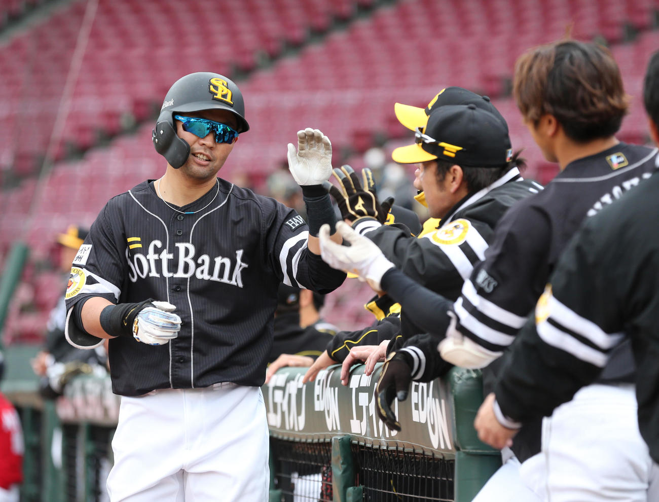 広島対ソフトバンク　3回表ソフトバンク無死、中村晃は右越え本塁打を放ちベンチのナインとハイタッチをかわす（撮影・梅根麻紀）