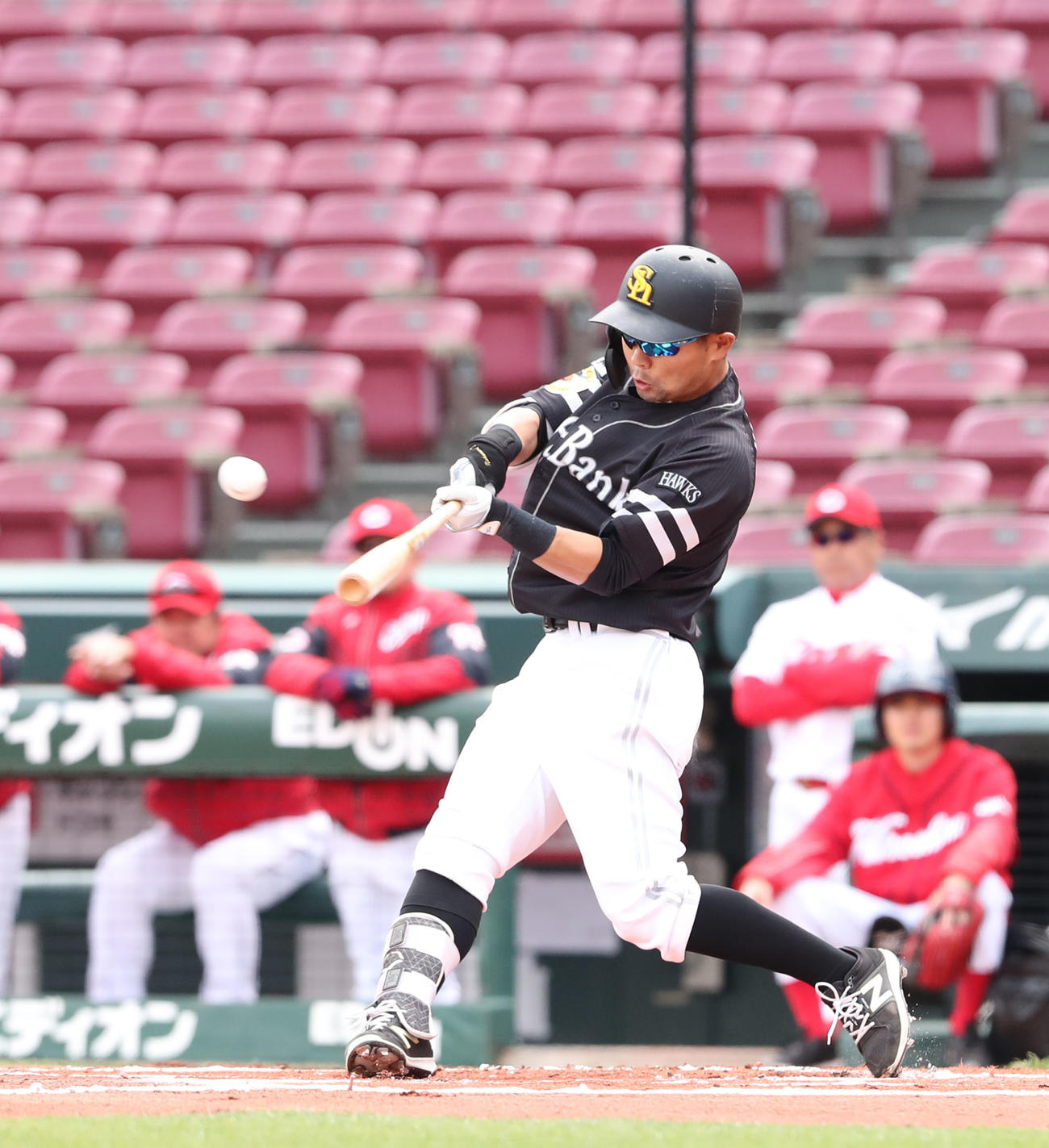 広島対ソフトバンク　1回表ソフトバンク1死一塁、中村晃は右越え適時二塁打を放つ（撮影・梅根麻紀）