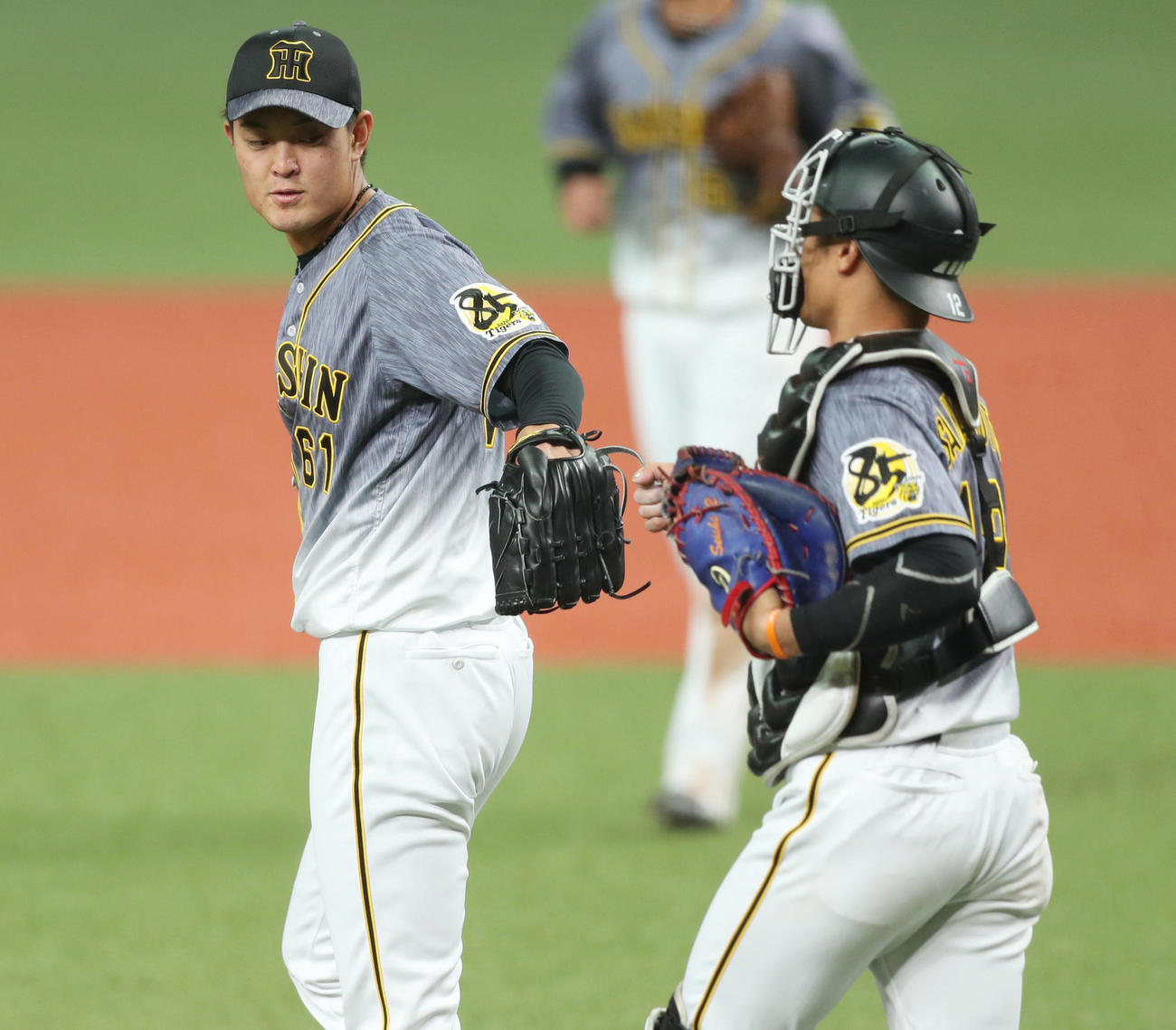 オリックス対阪神　オリックスに勝利しタッチを交わす望月（左）と坂本（撮影・前田充）