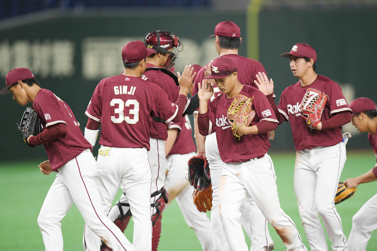 巨人対楽天　巨人に勝利し、マウンドで喜ぶ楽天ナイン（撮影・加藤諒）