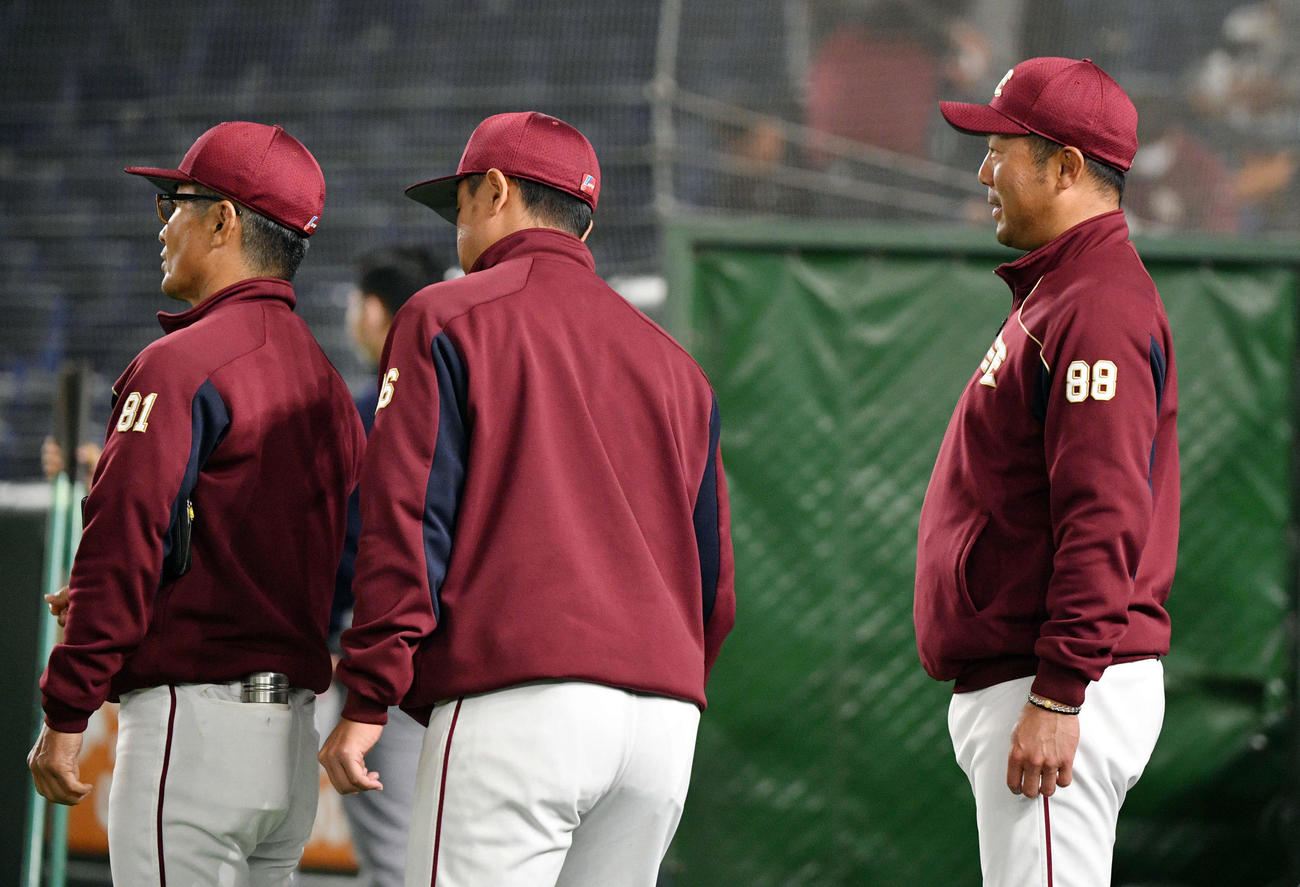 巨人対楽天　試合後、笑顔でナインを待つ楽天三木監督（右）（撮影・滝沢徹郎）