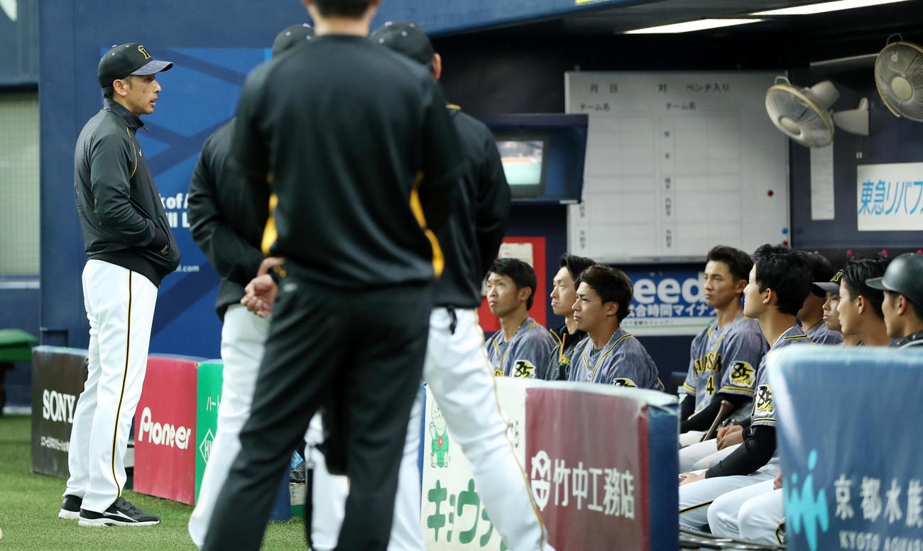 試合後、ベンチに座るナインに話をする矢野監督（左端）（撮影・前田充）