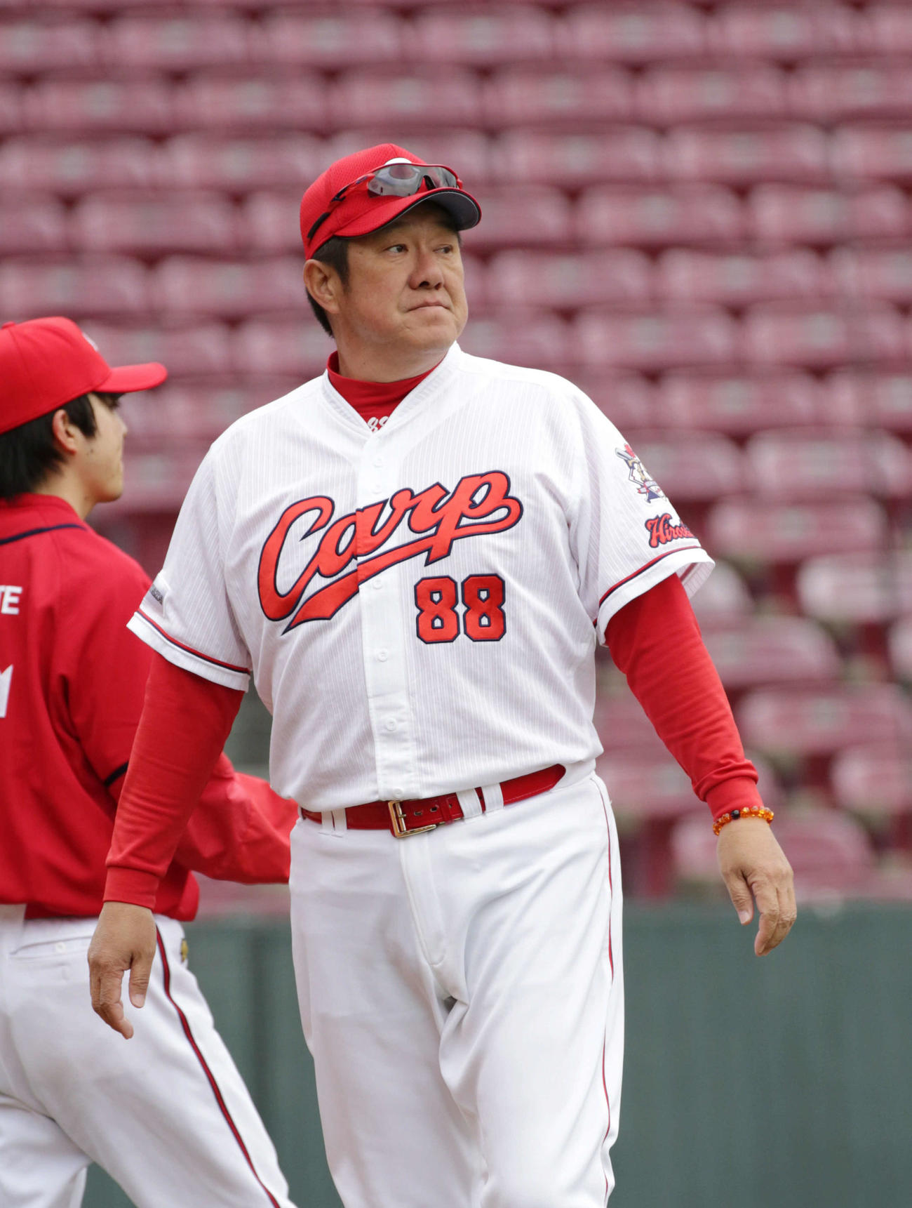 広島対ソフトバンク　5回　投手交代を告げる佐々岡監督（撮影・加藤孝規）