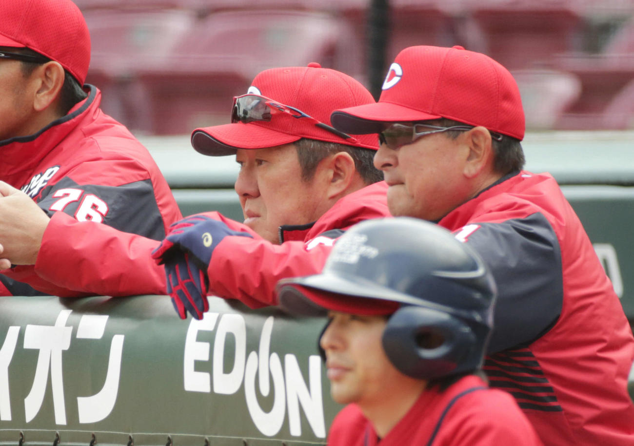 広島対ソフトバンク　ベンチの佐々岡監督（撮影・加藤孝規）
