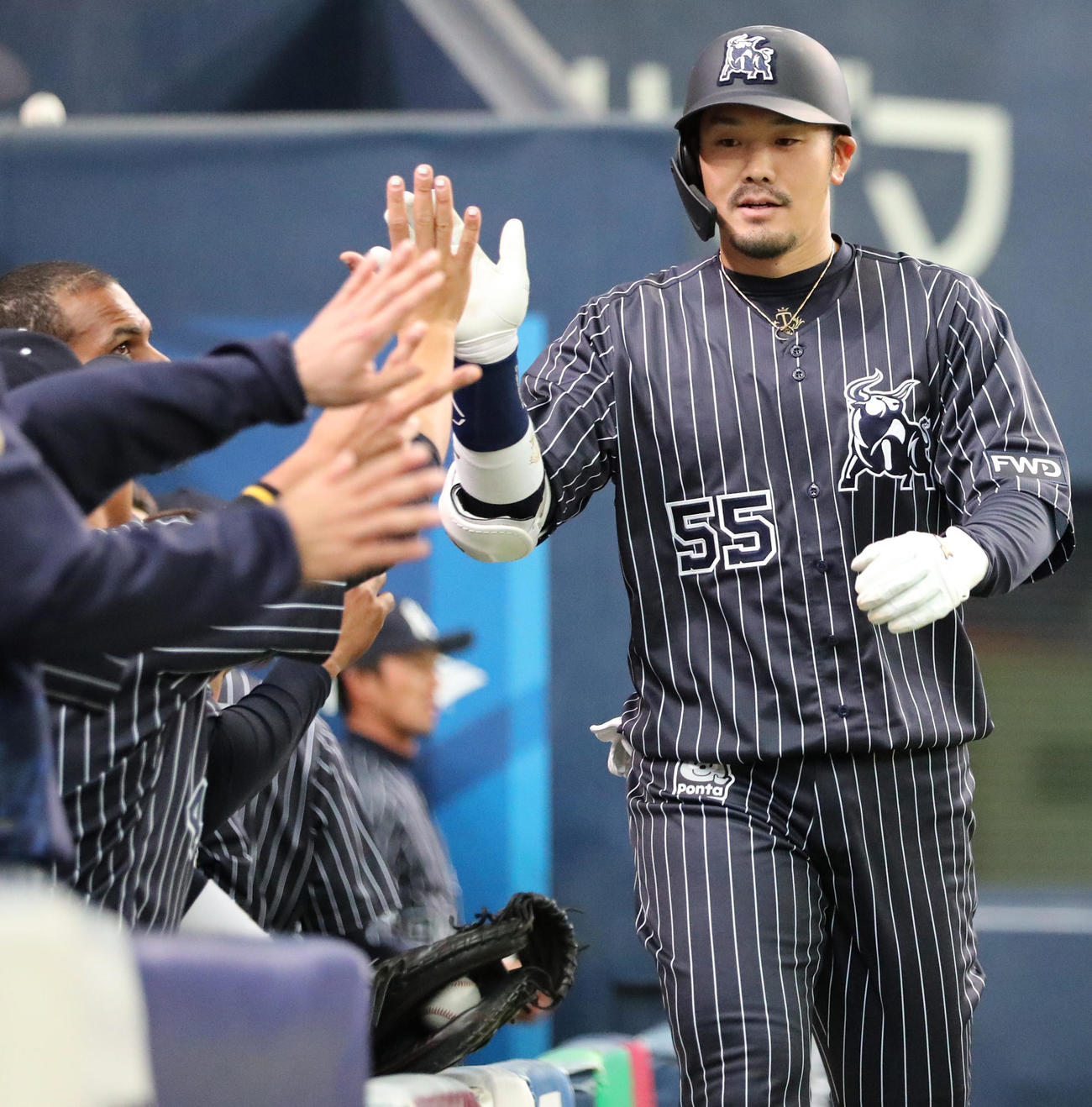 4回裏オリックス無死、中越え本塁打を放ち生還するT－岡田（撮影・清水貴仁）