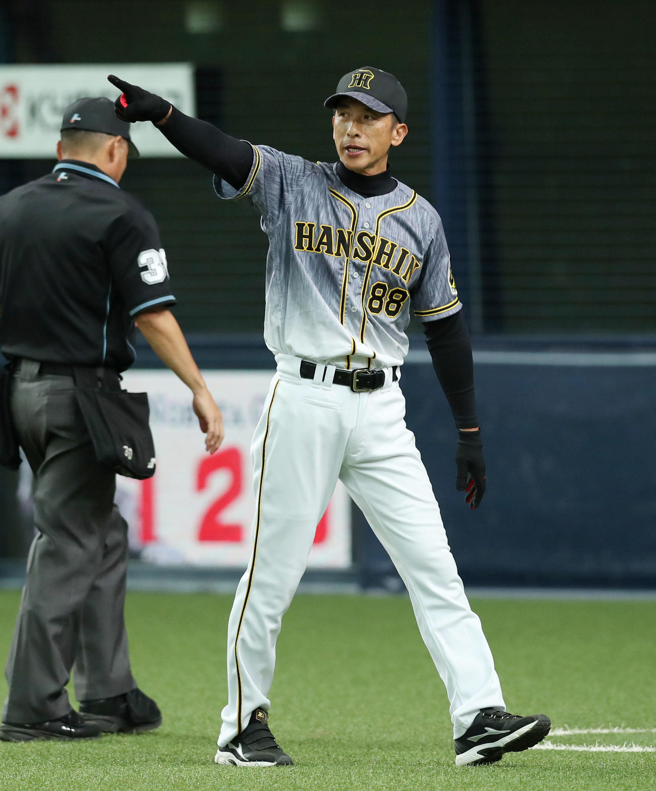 7回、選手交代を告げる矢野監督（撮影・前田充）