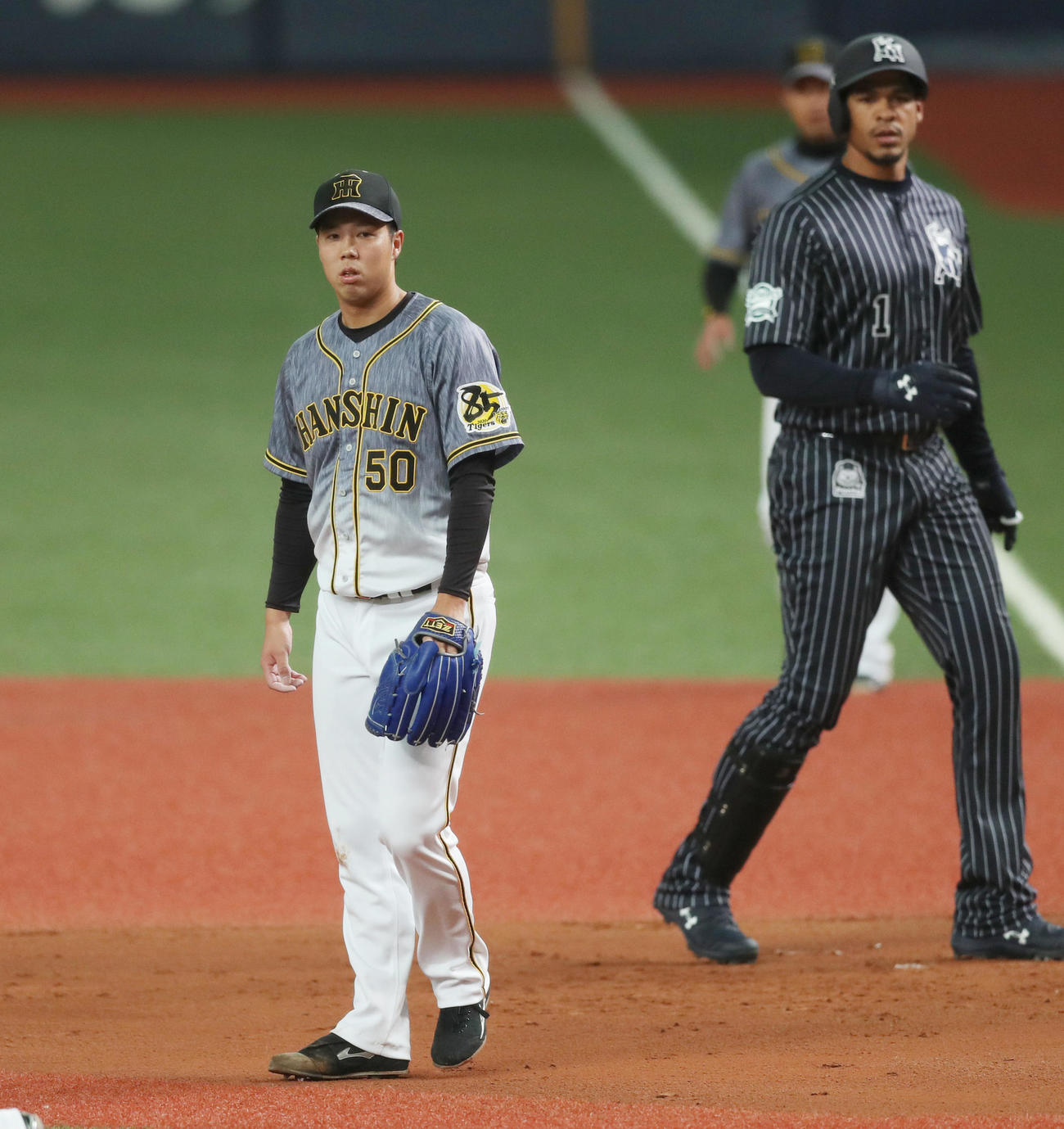 オリックス対阪神　1回裏オリックス1死二、三塁、モヤ（右）に先制適時打を浴びた青柳（撮影・前田充）