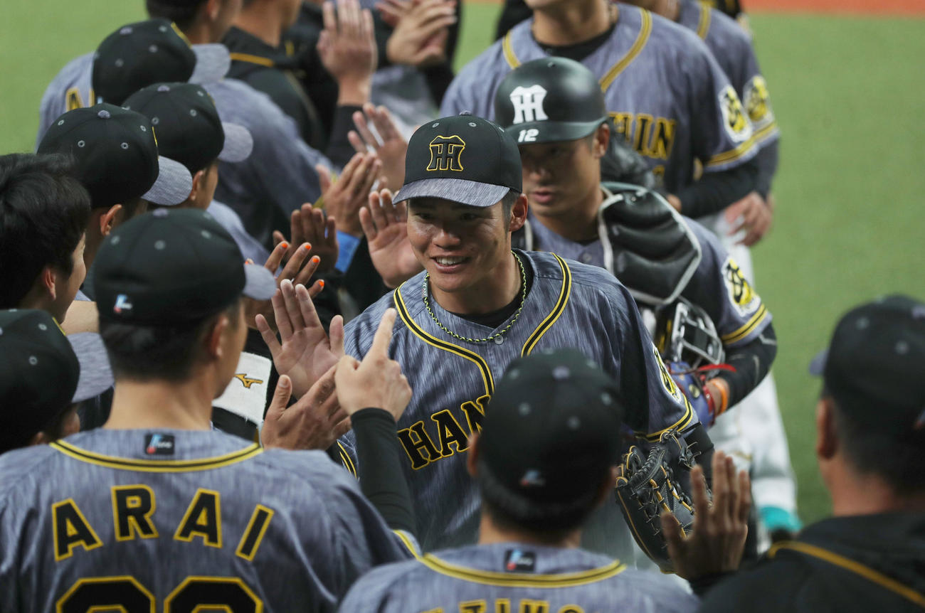 オリックス対阪神　オリックスに勝利し、タッチで迎えられる小野寺（中央）ら阪神ナイン（撮影・前田充）