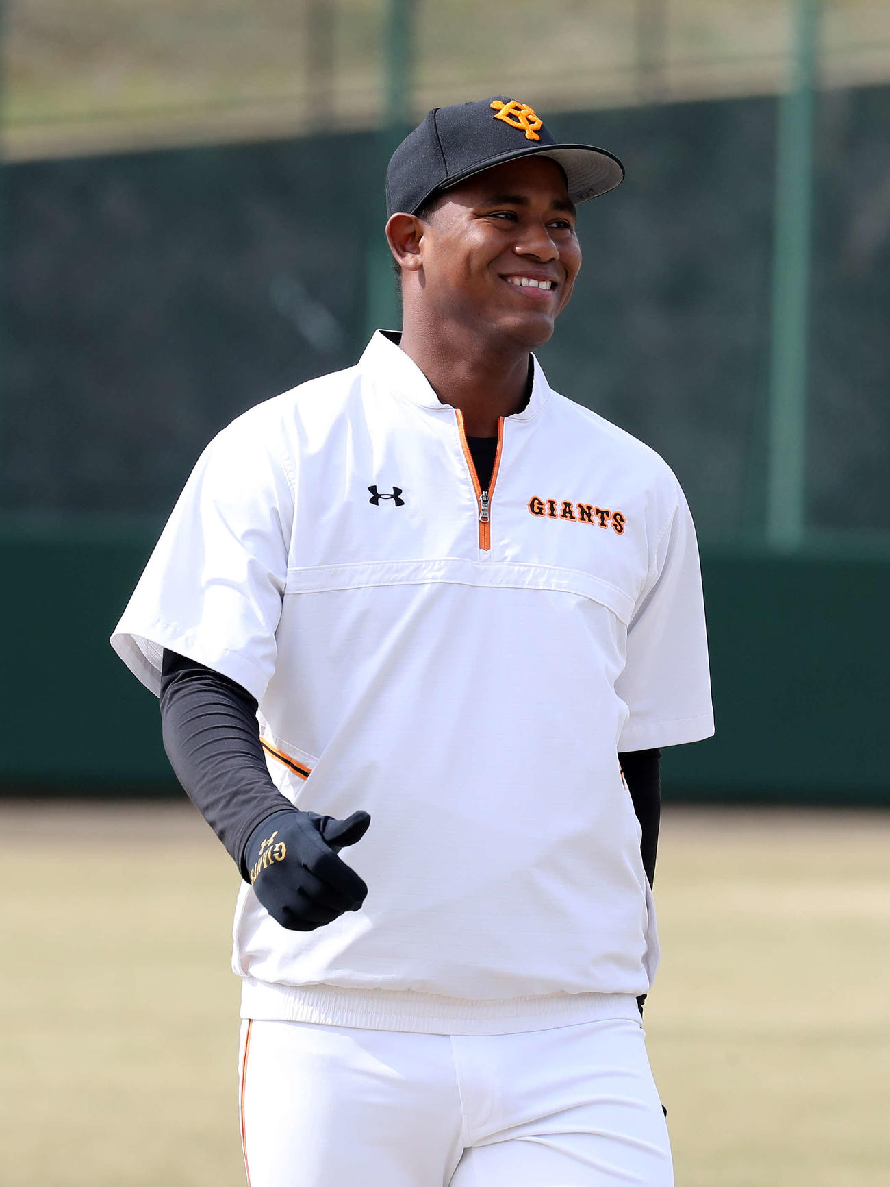 練習中、笑顔を見せる巨人メルセデス（撮影・鈴木正人）
