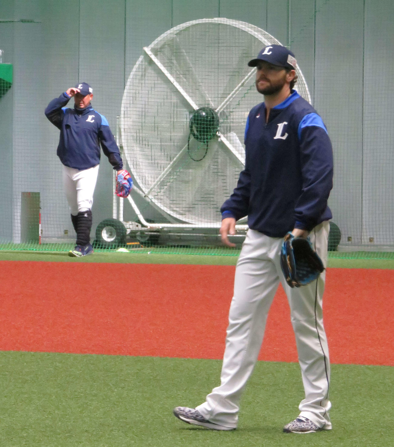 室内練習場でキャッチボールをする西武ニール（手前）と松坂（撮影・栗田成芳）