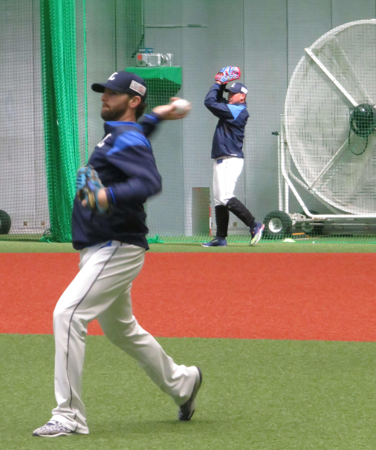 室内練習場でキャッチボールをする西武ニール（手前）と松坂（撮影・栗田成芳）