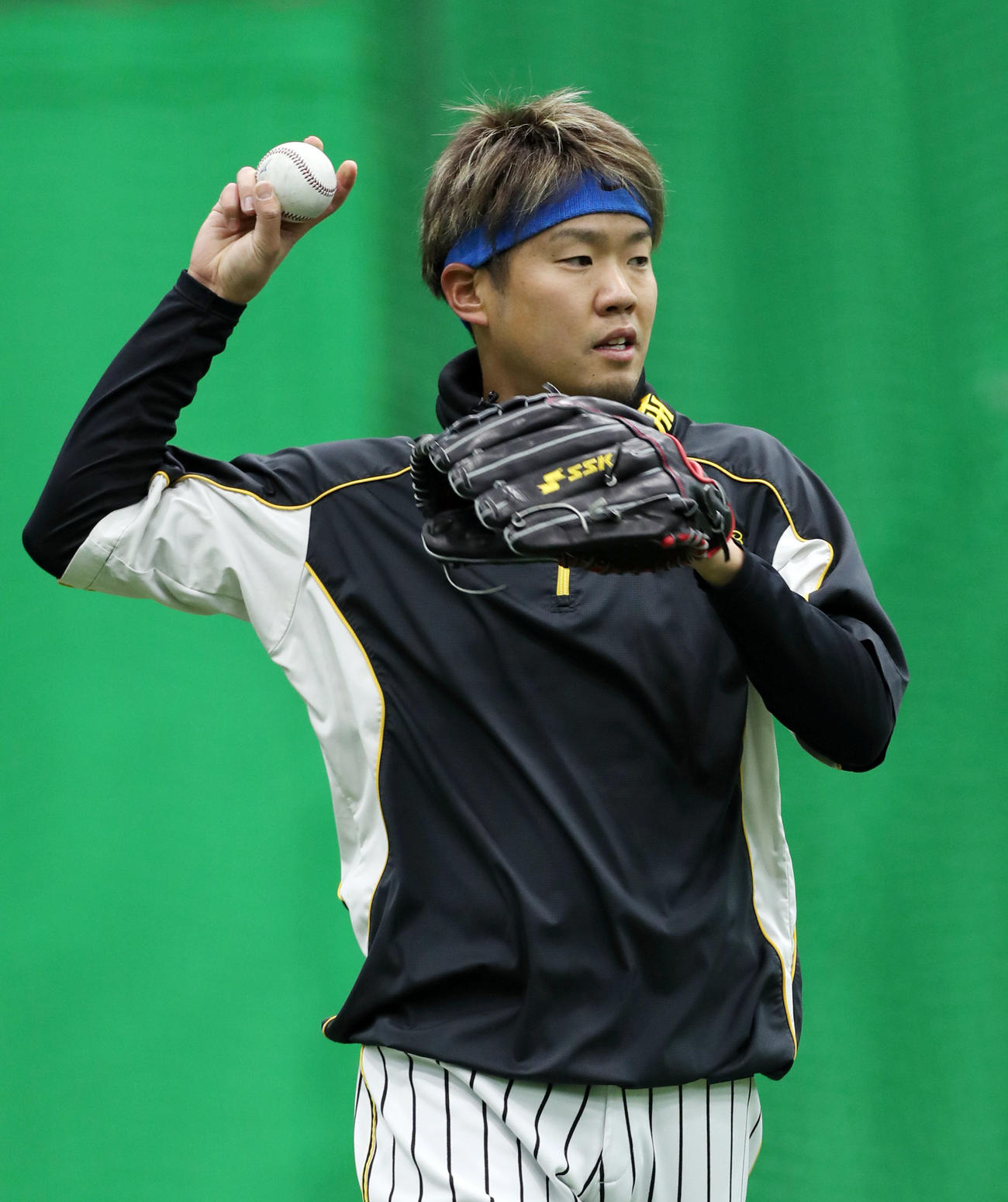 室内練習場でキャッチボールを行う阪神西勇（撮影・前田充）