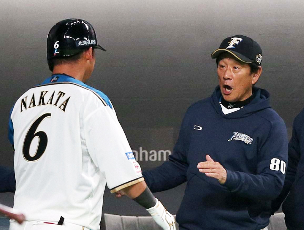 本塁打を放った日本ハム中田翔（左）を出迎える栗山英樹監督（2020年3月1日撮影）