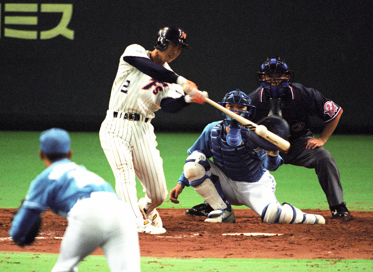 西武松坂のプロ初被弾となる本塁打を放つ日本ハム小笠原（1999年4月7日）