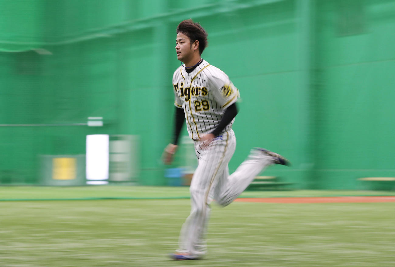 ダッシュを繰り返す阪神高橋（撮影・前田充）