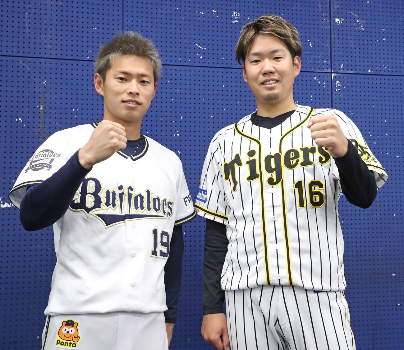 チャリティーイベントの収益金を日本財団子どもサポートプロジェクトに寄付するオリックス山岡（左）と阪神西勇（撮影・清水貴仁）