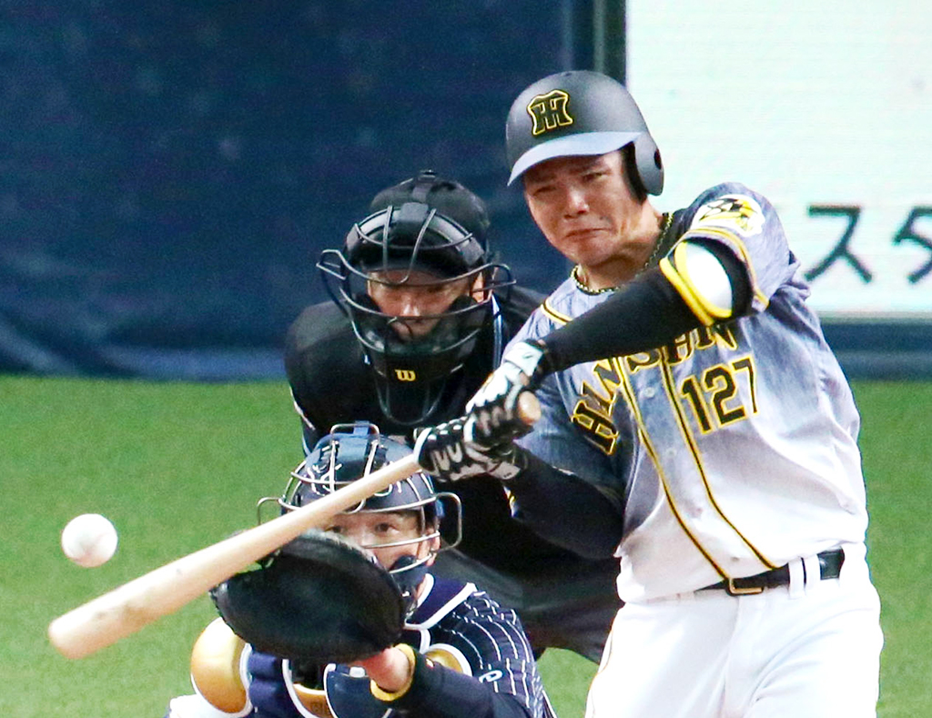 オリックス戦の5回に二塁打を放つ阪神小野寺暖（2020年3月15日撮影）
