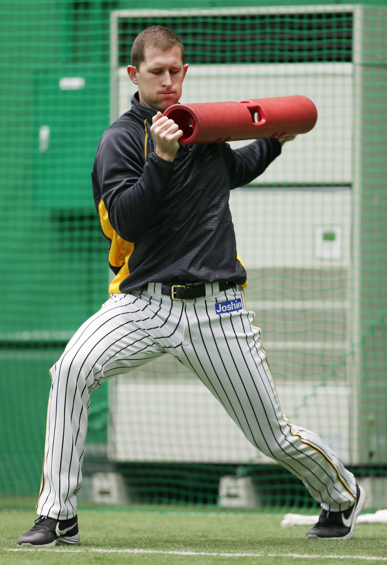 器具を使ったトレーニングを行う阪神ガンケル（撮影・前田充）