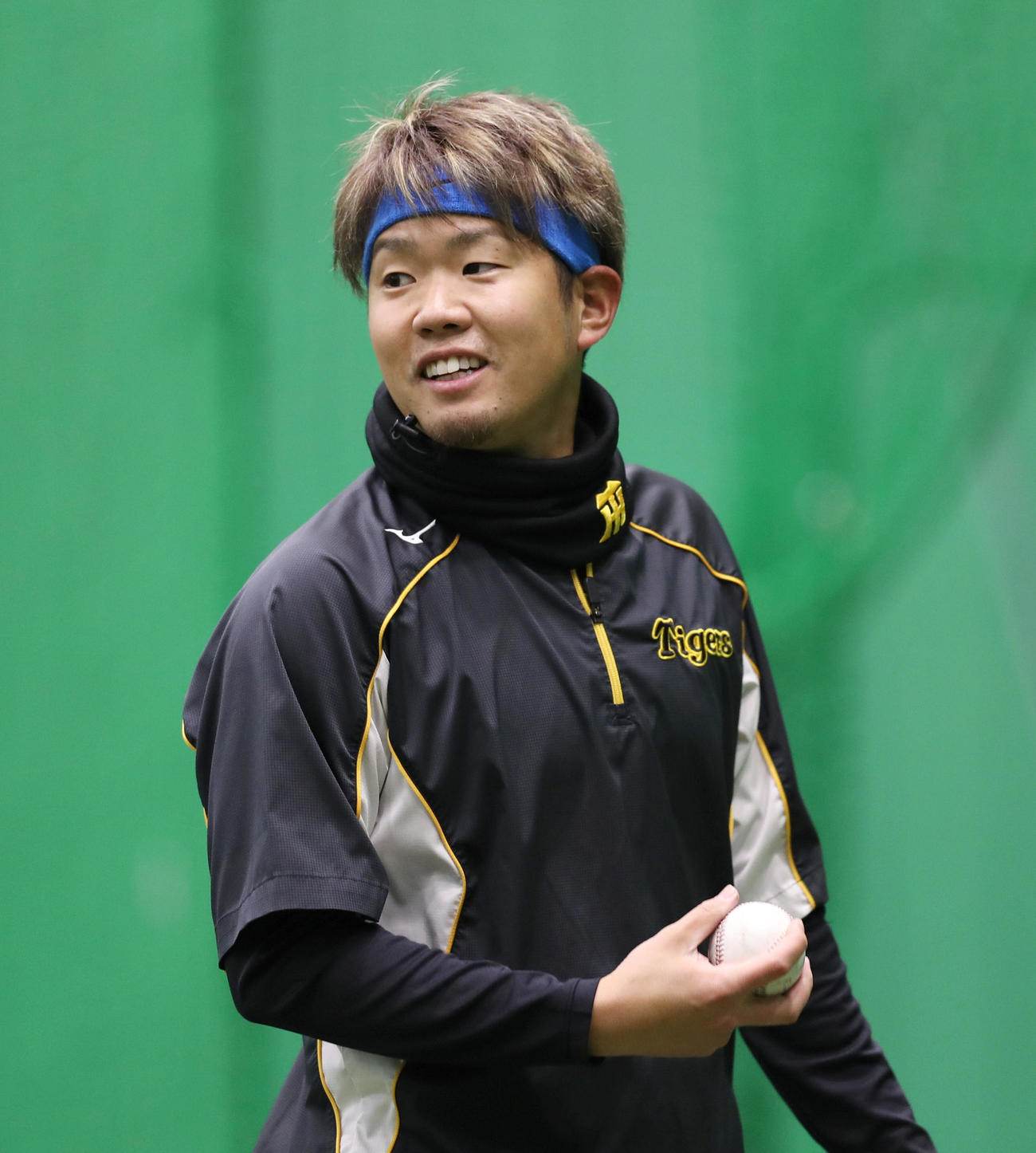 笑顔でキャッチボールを行う阪神西勇（撮影・前田充）