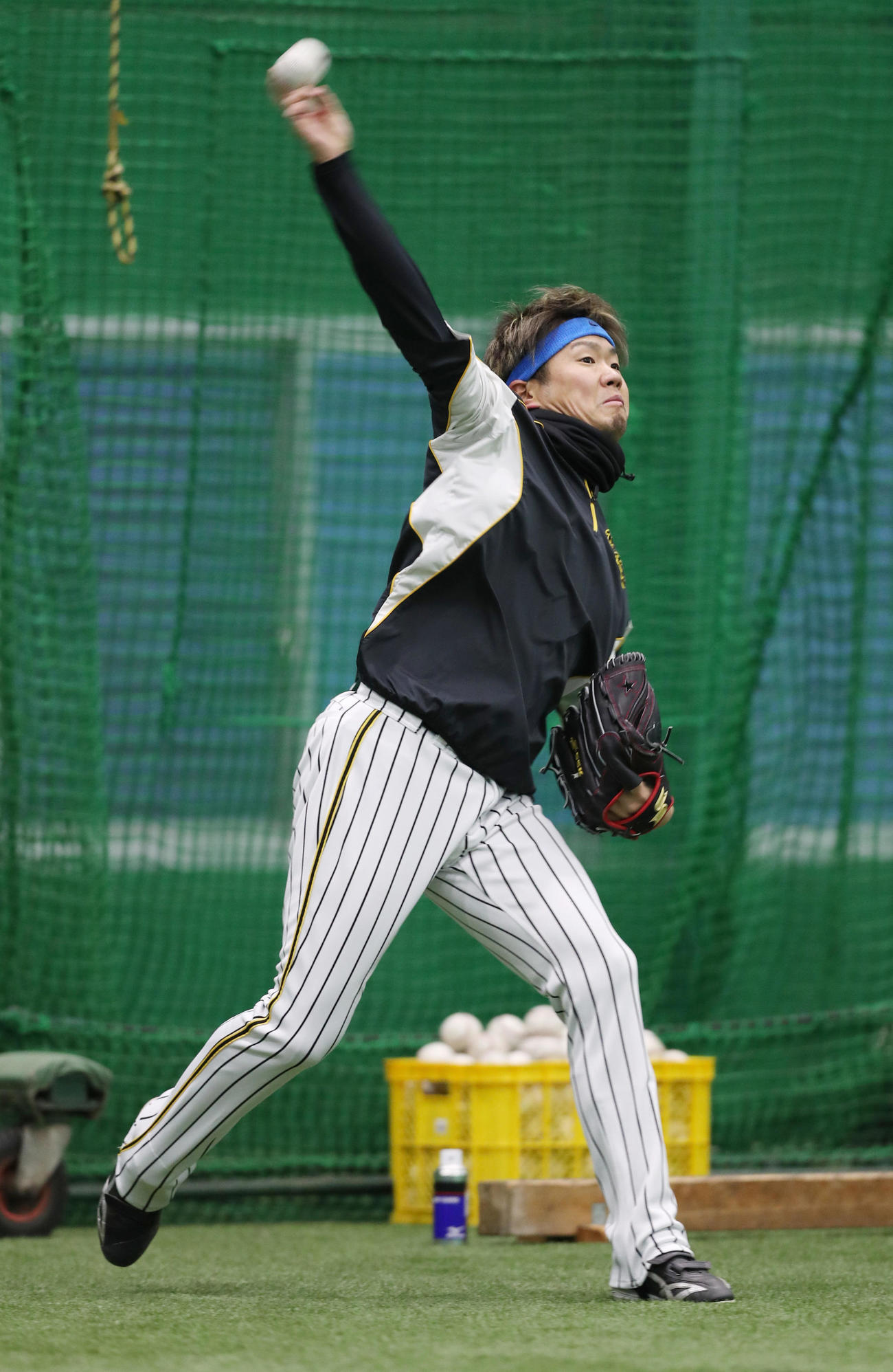 室内練習場でキャッチボールを行う阪神西勇（撮影・前田充）