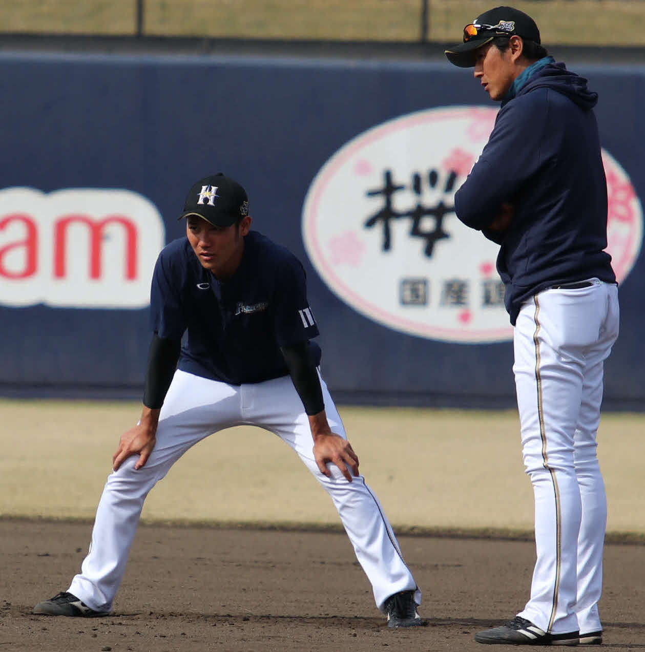 宮田は13日の鎌ケ谷での練習で、紺田2軍外野守備・走塁コーチ（右）と走塁時のフォームを確認する