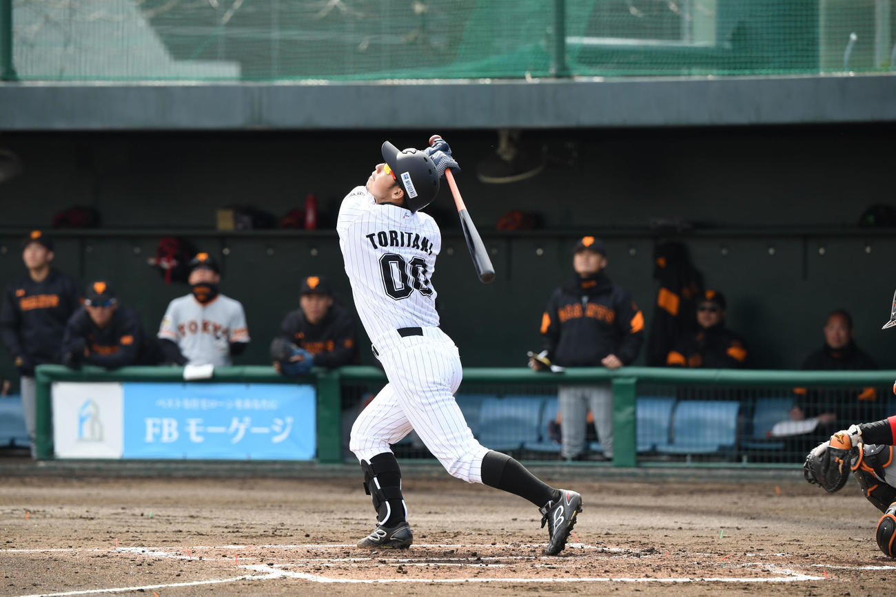 ロッテ対巨人　1回裏ロッテ2死、三邪飛を打つ鳥谷（撮影・山崎安昭）