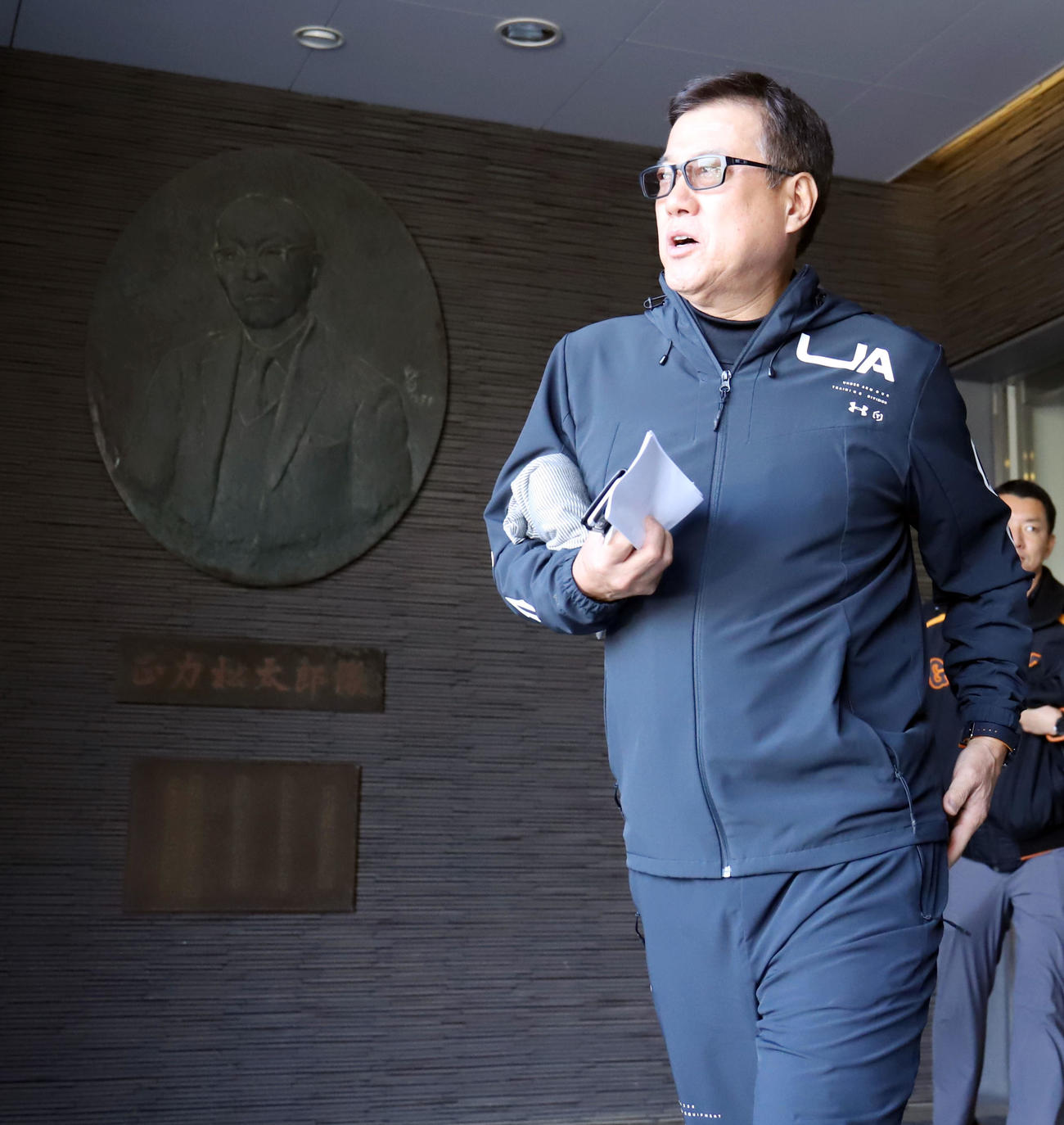クラブハウスを後にする巨人原監督（撮影・垰建太）