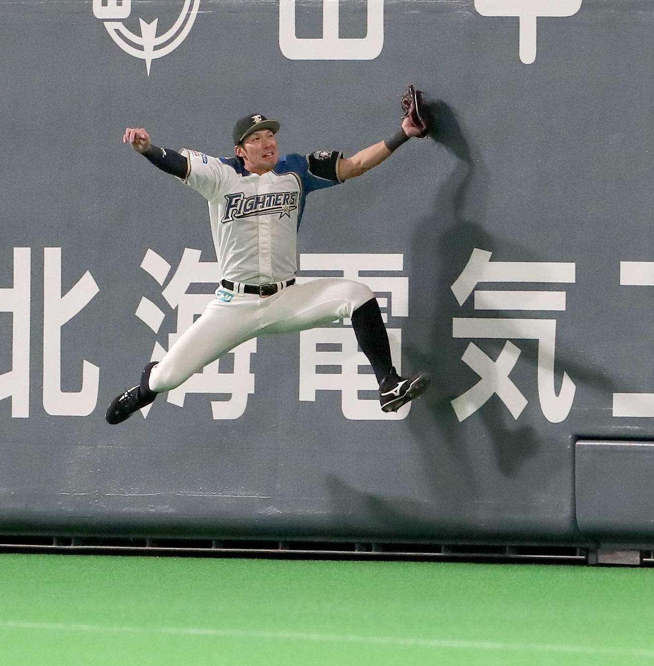 日本ハム対DeNA　8回表DeNA無死、伊藤光のフェンス際の打球を好捕する日本ハム大田（2020年3月15日）