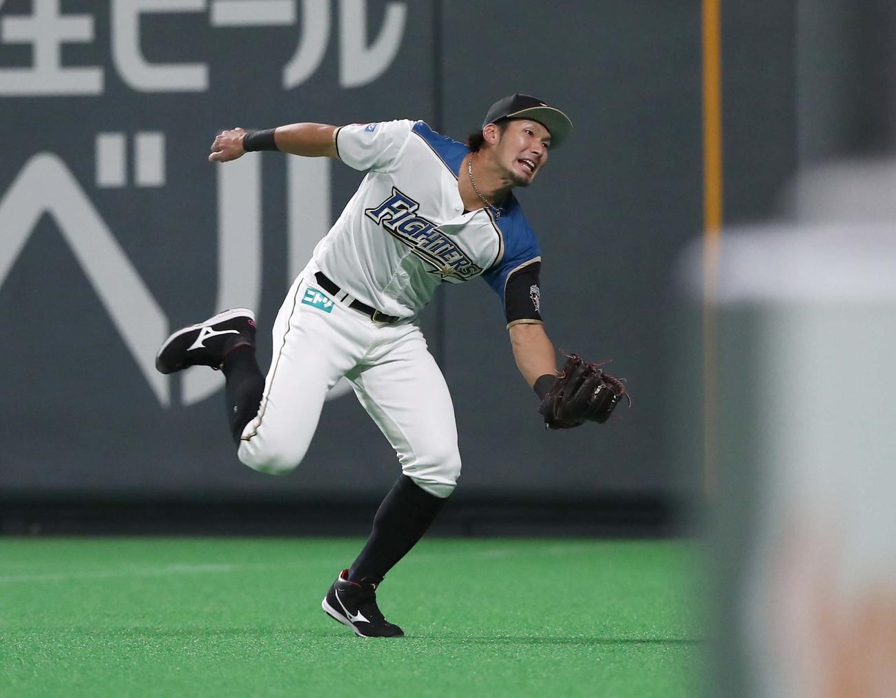 日本ハム対DeNA　6回表DeNA2死一塁、大和の邪飛を好捕する大田（2020年3月13日）
