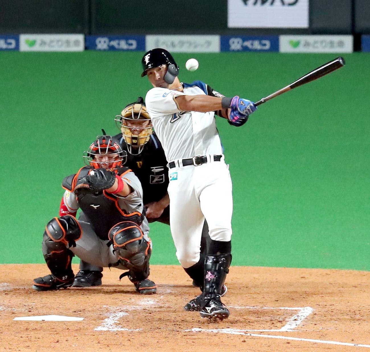 オープン戦　日本ハム対巨人　5回裏日本ハム無死、大田泰示は二塁打を放つ＝2020年3月3日