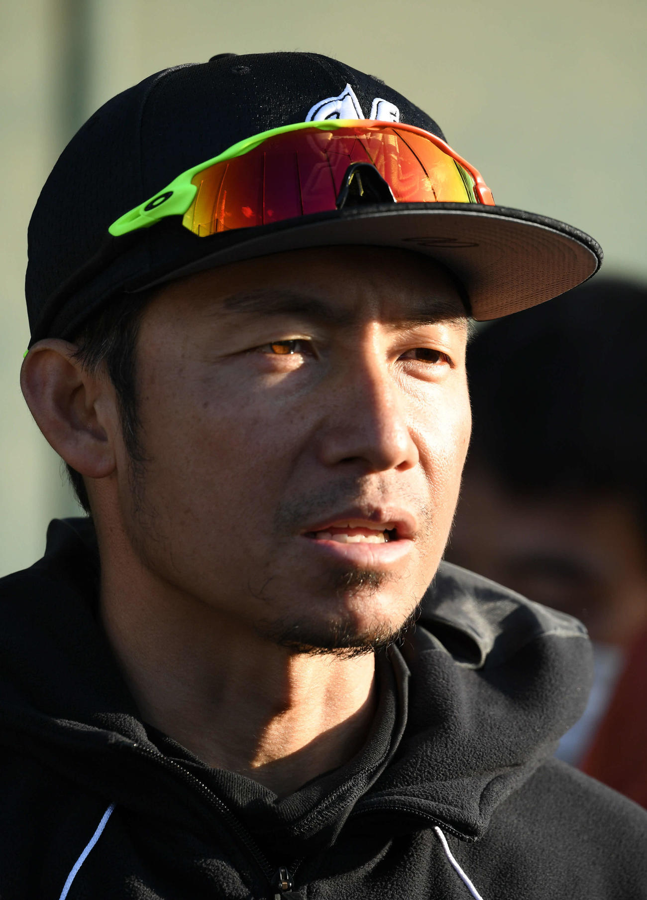 ロッテ対巨人　囲み取材を受けるロッテ鳥谷（撮影・山崎安昭）