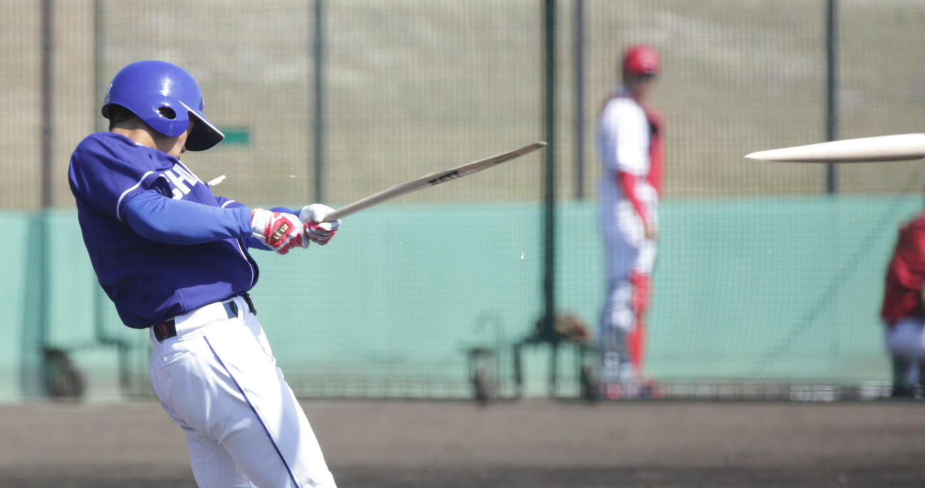 広島対中日　5回表中日1死一塁、根尾はバットを折りながら、内野安打を放つ（撮影・加藤孝規）