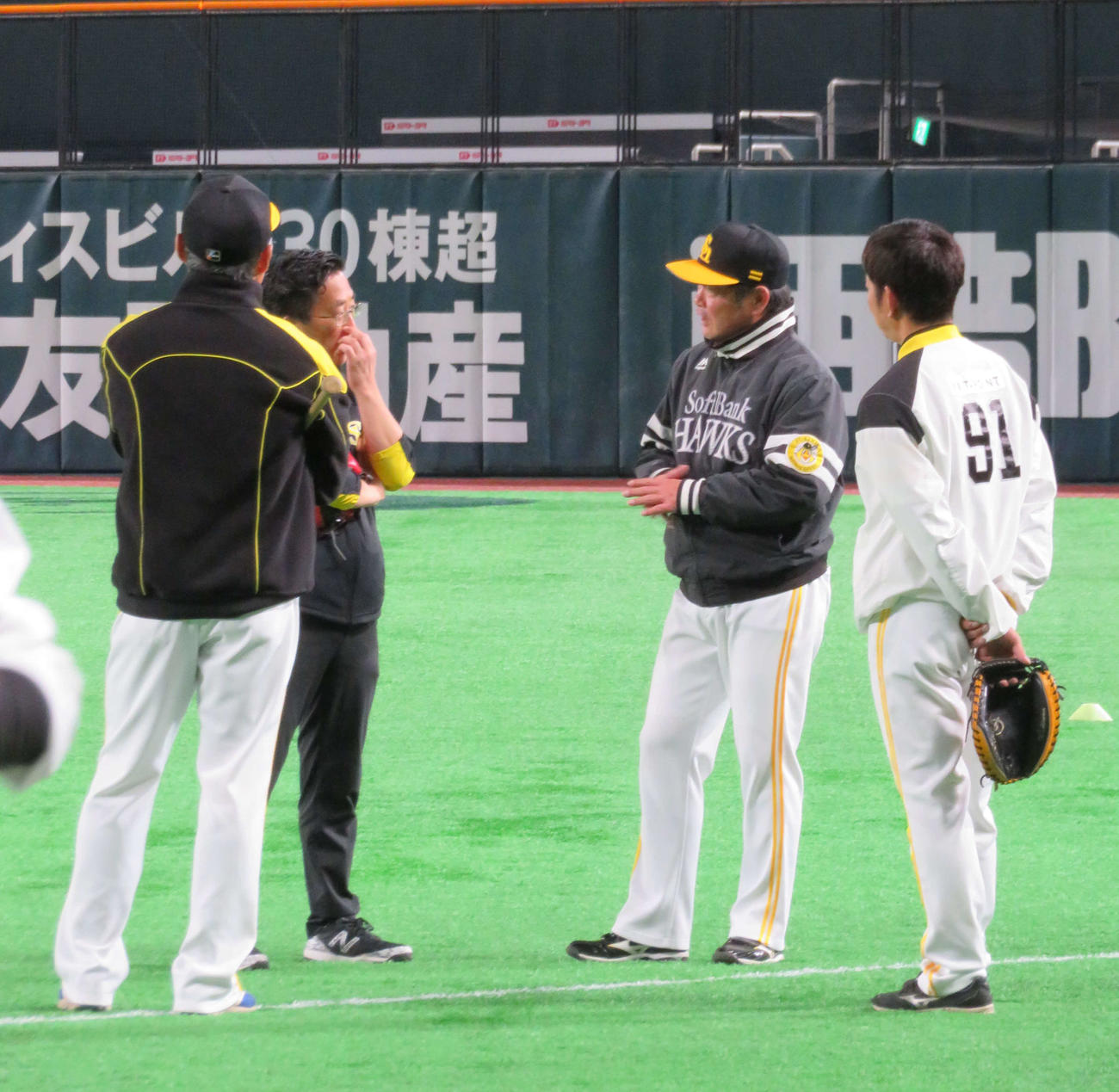 投手練習でコーチやトレーナーと話し込むソフトバンク工藤監督