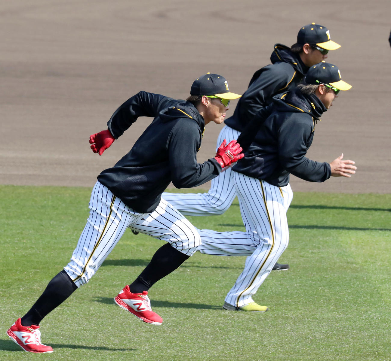 ダッシュする左から、糸井、荒木、梅野（撮影・加藤哉）