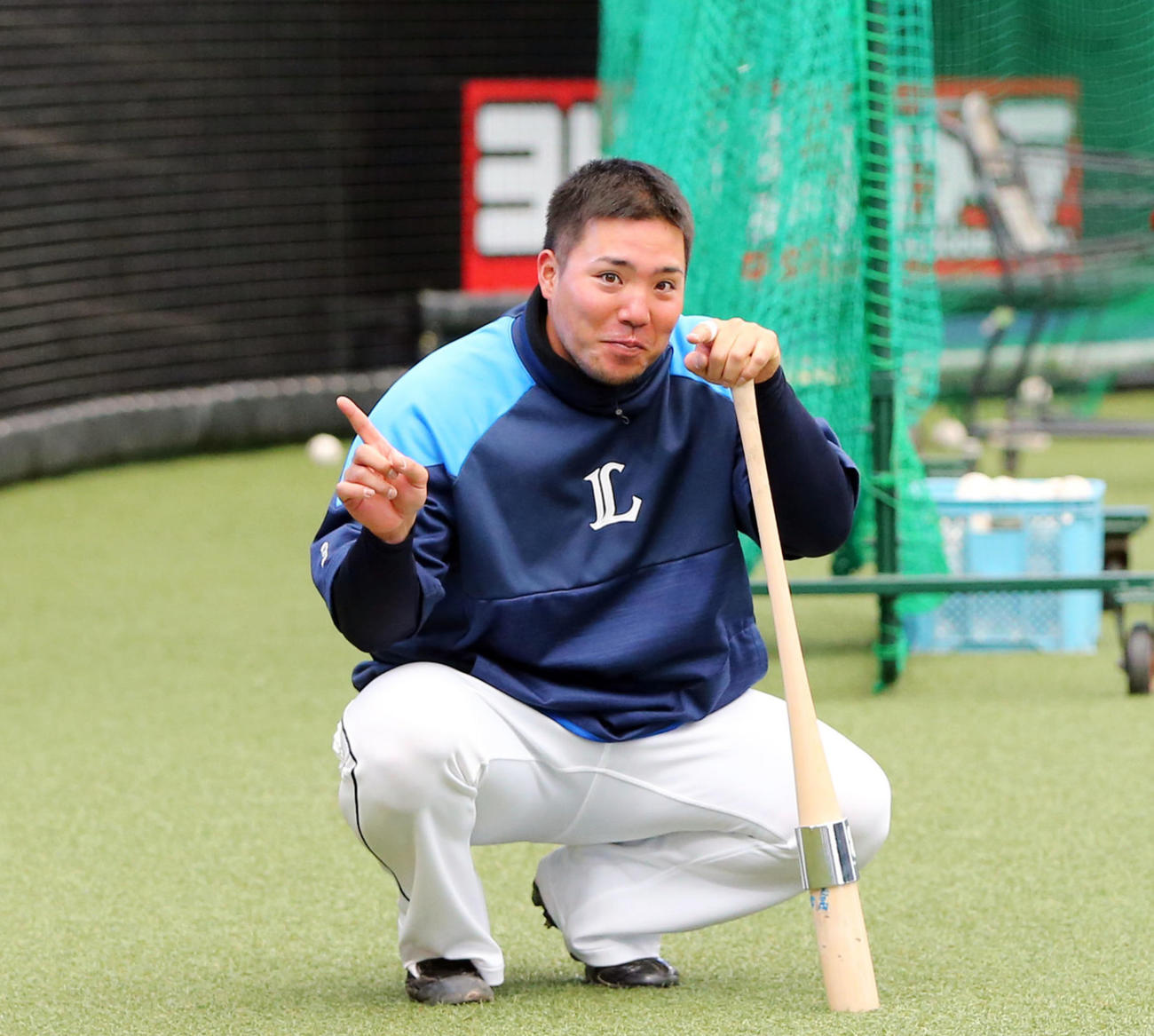 西武山川は「調子乗っちゃって」のポーズを披露（2020年3月15日）