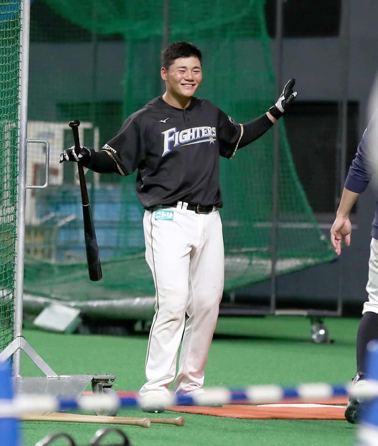 練習中「清ダンス」を披露する清宮（撮影・黒川智章）