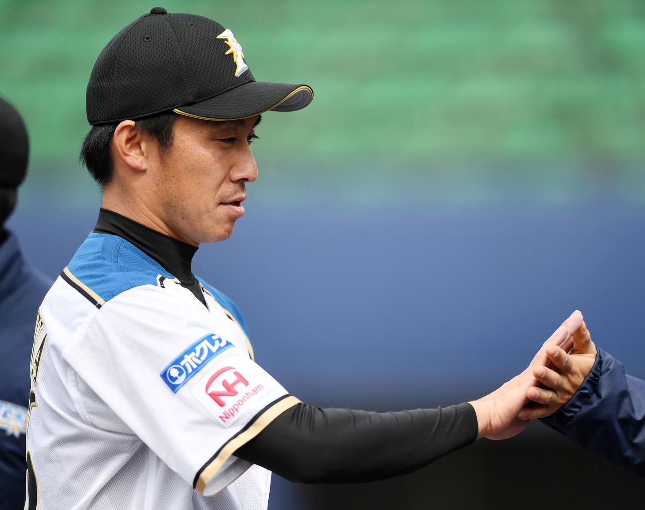 3回表を無失点に抑えタッチを交わす日本ハム吉川（撮影・横山健太）