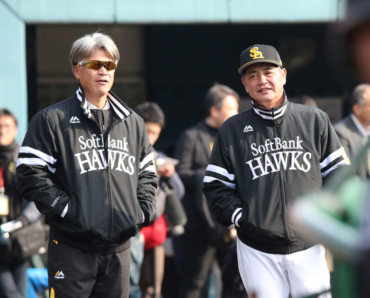 工藤監督と話す城島健司球団会長付特別アドバイザー（2020年2月2日撮影）