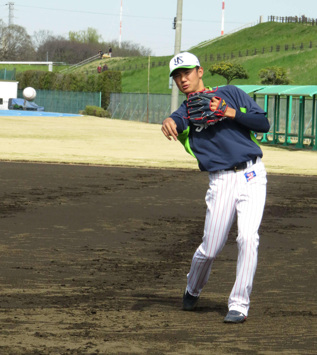 キャッチボールをするヤクルトのドラフト1位奥川