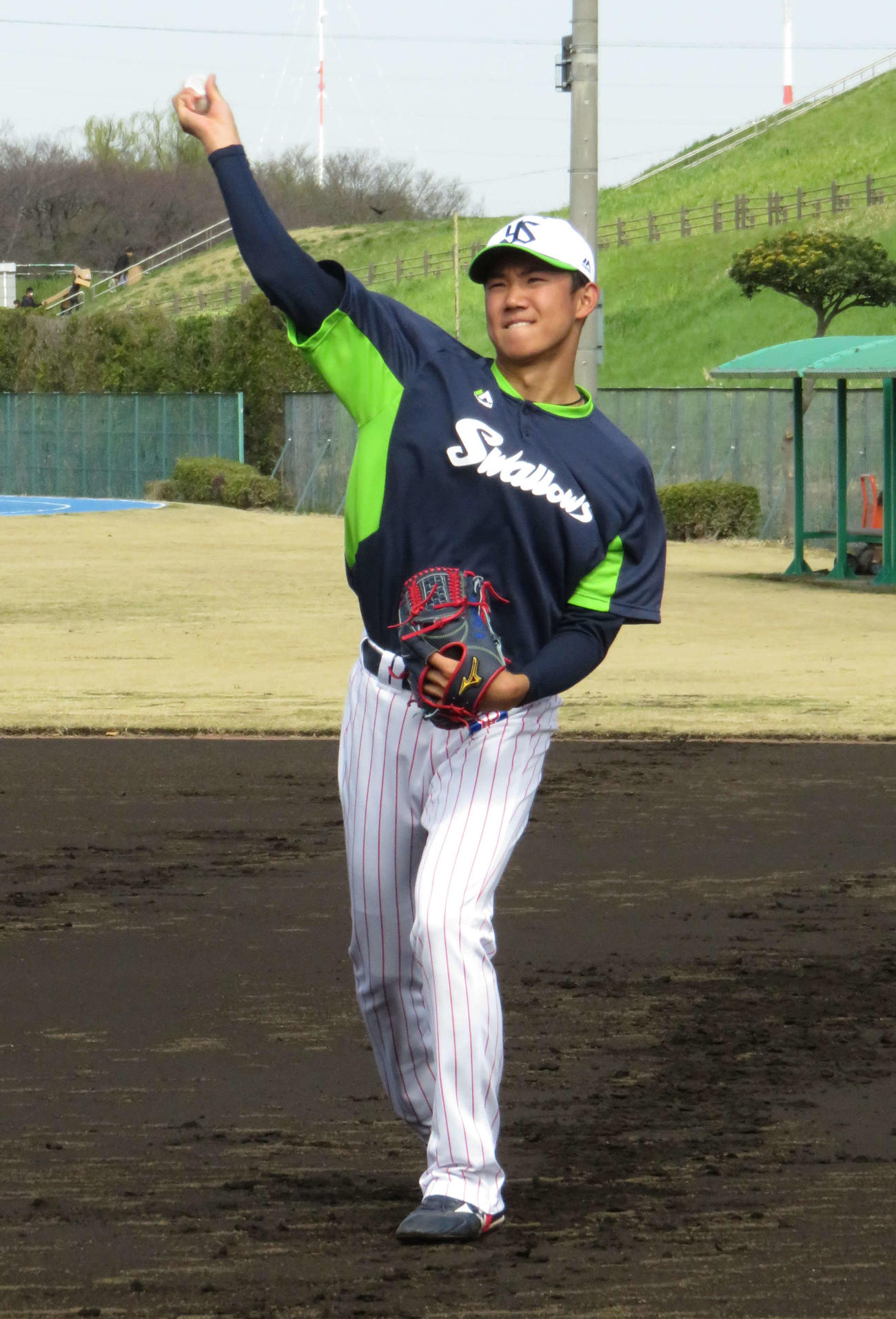 キャッチボールをするヤクルトのドラフト1位、奥川