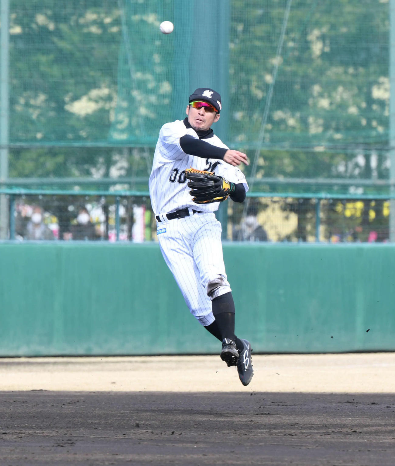 ロッテ対巨人　4回表巨人無死、若林の遊ゴロを捕球した鳥谷は一塁へジャンピングスロー（撮影・山崎安昭）
