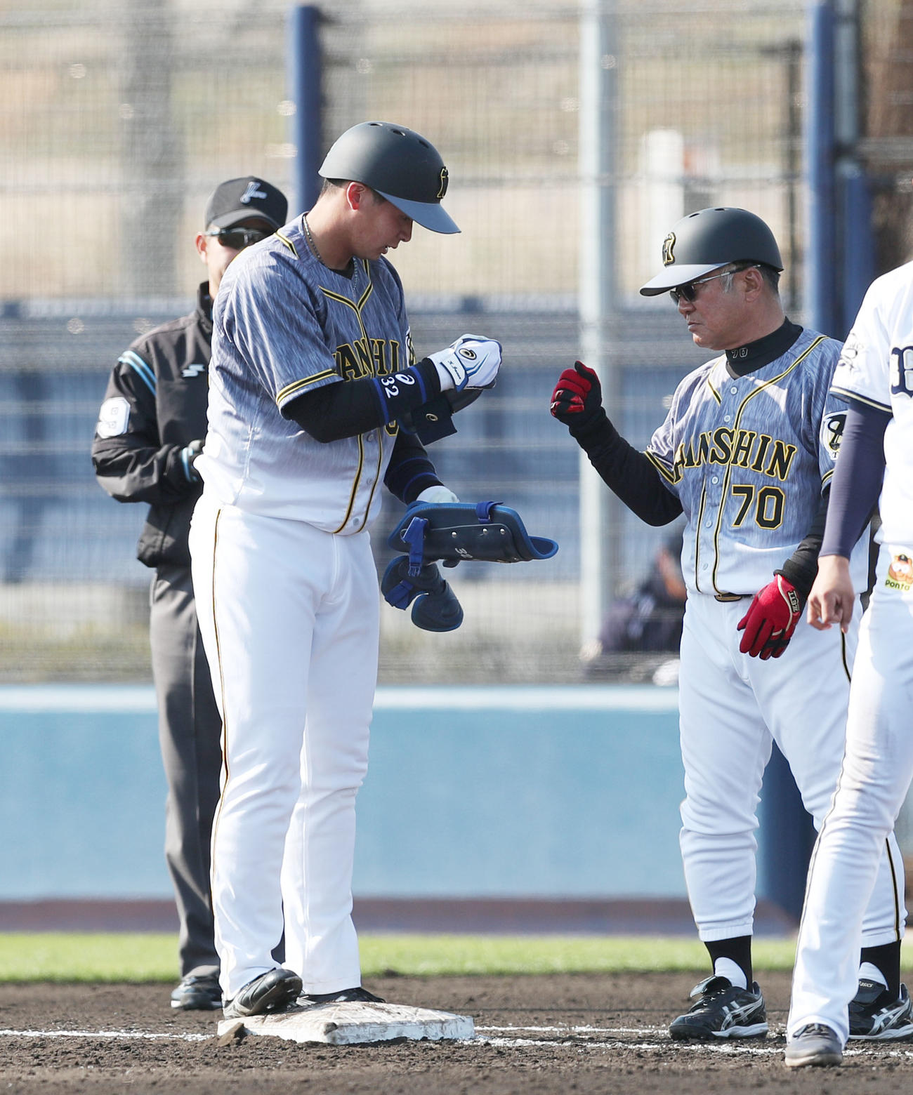 オリックス対阪神　9回表阪神2死二塁、井上（左）は左前打を放ち高代コーチとグータッチ（撮影・前田充）