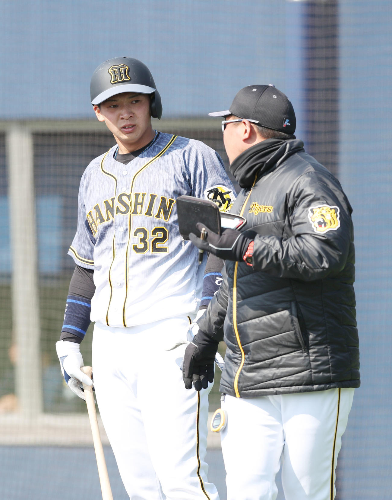 オリックス対阪神　7回表の打席に入る前、北川打撃コーチ（右）に声を掛けられる井上（撮影・前田充）