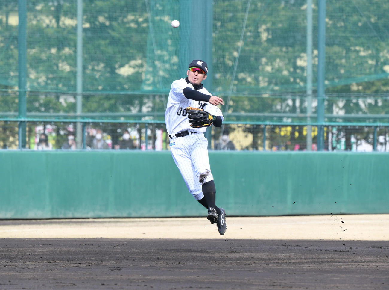 ロッテ対巨人　4回表巨人無死、若林の遊ゴロを捕球した鳥谷は一塁へジャンピングスロー（撮影・山崎安昭）
