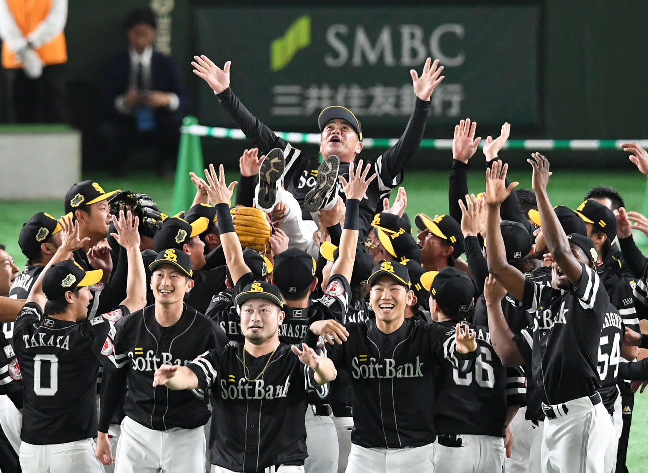 昨年の日本シリーズを制し胴上げされるソフトバンク工藤公康監督は（2019年10月23日撮影）