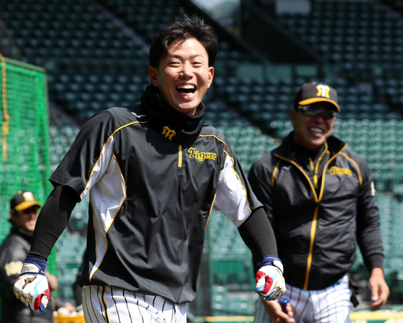 見事逆「スリル」成功で笑顔を見せる糸原、右は井上コーチ（撮影・加藤哉）